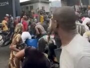 Jama’a sun yi tururuwa suna dibar ganimar man dizel yayin da tankar mai ta faɗi a Legas